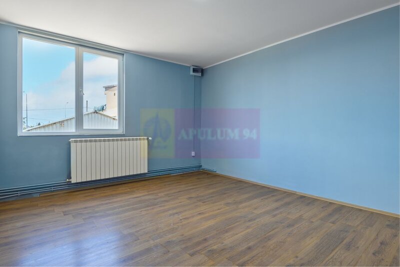 Hala cu cladire birou , curte 240 mp , acces TIR - spatiu firma